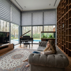 مقایسه پرده زبرا و پرده هازان|
مقایسه پرده زبرا و پرده هازان: کدام یک برای خانه شما مناسبتر است؟|
زبرا
خرید پرده مناسب محیط اداری